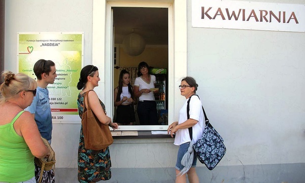 W okienku "Klimczokówki" można składać swoje zamówienia na napoje i desery, a następnie rozgościć się w ogródku z tyłu budynku.