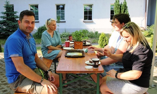 Ks. Kamil Kaczor i jedni z pierwszych klientów kawiarni "Klimczokówka".
