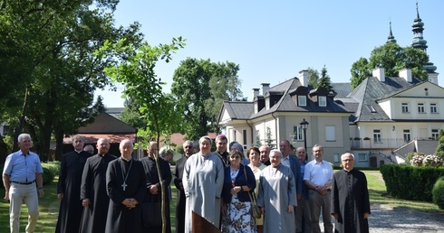 W sadzeniu drzewa uczestniczyli biskupi, kapłani, siostry zakonne i świeccy. 