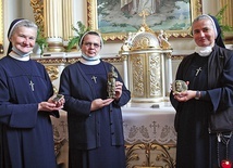Siostry z wizerunkami błogosławionego,  wytwarzanymi w prowadzonym przez nich ośrodku.
