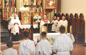 – W tej Eucharystii dziękuję Panu Bogu za dar sakramentu kapłaństwa, za lata posługiwania kapłańskiego, za wierność powołaniu i trwanie – mówił ks. Walenty Szymański podczas jubileuszowej Mszy św.