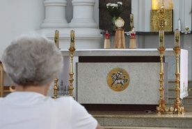 Uczestnicy nabożeństwa podkreślają, że trwanie przed Najświętszym Sakramentem w ciszy to wyjątkowe przeżycie. 