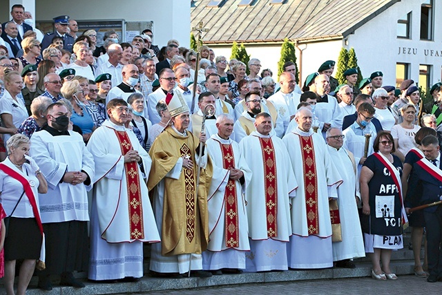 	Pamiątkowe zdjęcie z bp. Piotrem Liberą na stopniach kościoła, w którym spotyka się wiele parafialnych grup i wokół którego dokonują się dzieła duszpasterskie miasta.