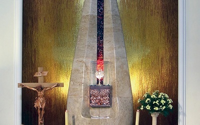 ◄	W kaplicy dwóch papieży trwa adoracja Najświętszego Sakramentu.