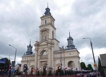 	Kościół na radomskich Glinicach to projekt Stefana Szyllera, jednego z najwybitniejszych architektów przełomu XIX i XX wieku.