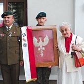 	Maria Rehorowska z orłem, który podarowała placówce.