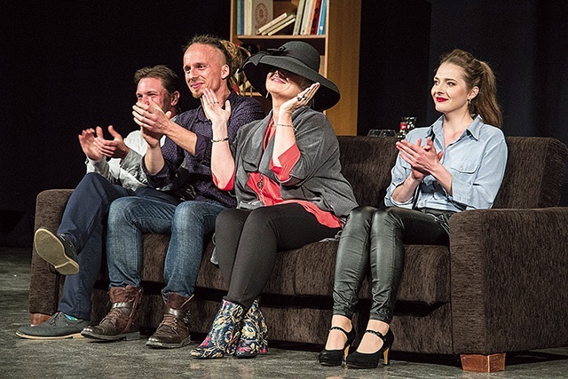 	 Aktorzy otrzymali gromkie brawa.