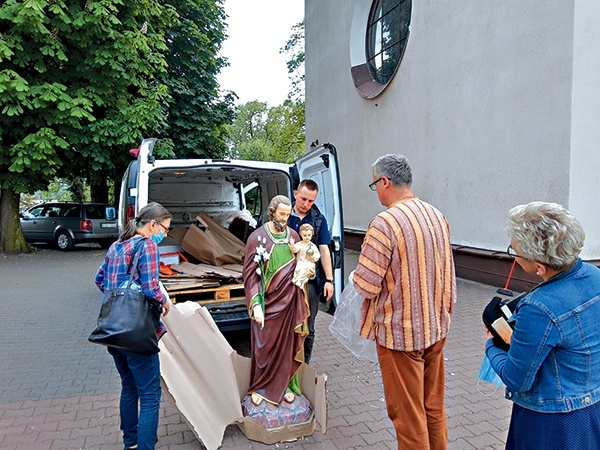 ▲	Po posąg z panią Elżbietą pojechał także ks. Rafał Nawrocki.