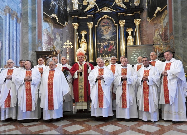 ▲	Pamiątkowe zdjęcie z metropolitą i byłymi wychowawcami seminaryjnymi.