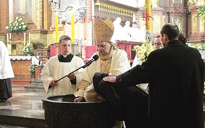 ▲	Moment „zanurzenia”, a tym samym włączenia w grono chrześcijan, poprzedzony jest prawie dwuletnim okresem przygotowań. 