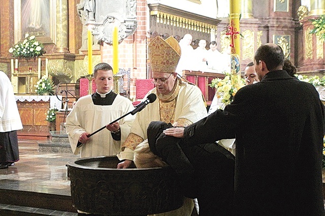 ▲	Moment „zanurzenia”, a tym samym włączenia w grono chrześcijan, poprzedzony jest prawie dwuletnim okresem przygotowań. 