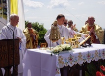 Biskup senior i ks. Julian Rafałko w koncelebrze z bp. Adamem Bałabuchem.