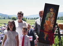 Rodzina Grudzińskich składa w darze obraz św. Józefa.