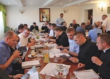 15 czerwca w Zabawie księża przewodnicy omawiali, jak najlepiej wykorzystać czas 9-dniowych rekolekcji.