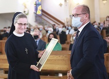 S. Maksymilla Pliszka odbiera od burmistrza Mariusza Szewczyka uchwałę Rady Miasta.