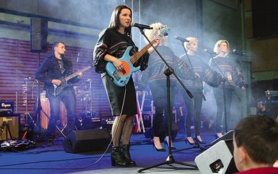 Wokalistka grająca jednocześnie na basie to rzadkość na scenie. W listopadzie 2017 r. grupa zagrała na festiwalu w Arenie Ursynów.