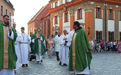 Procesja eucharystyczna na ulicach Ostrowa Tumskiego.