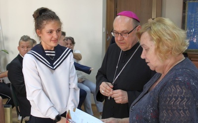 Wręczenie nagrody Dominice Pasterz z Liceum Sióstr Niepokalanek w Wałbrzychu.