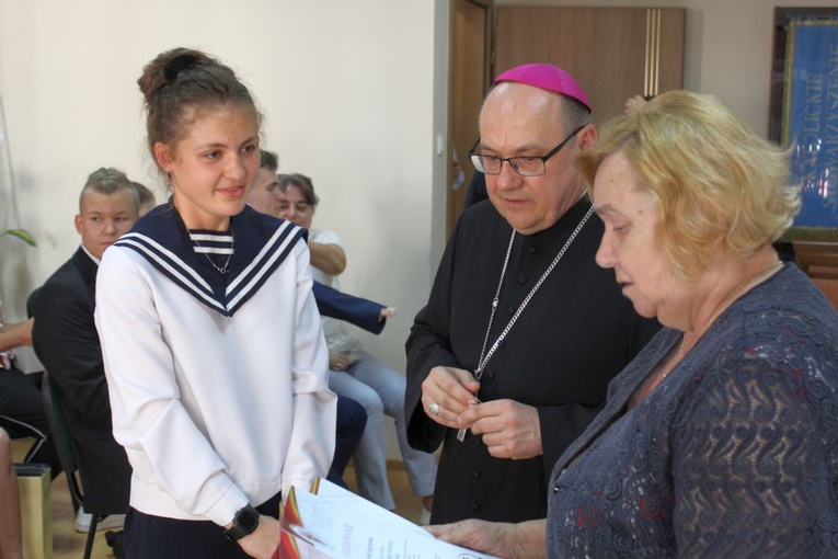 Wręczenie nagrody Dominice Pasterz z Liceum Sióstr Niepokalanek w Wałbrzychu.