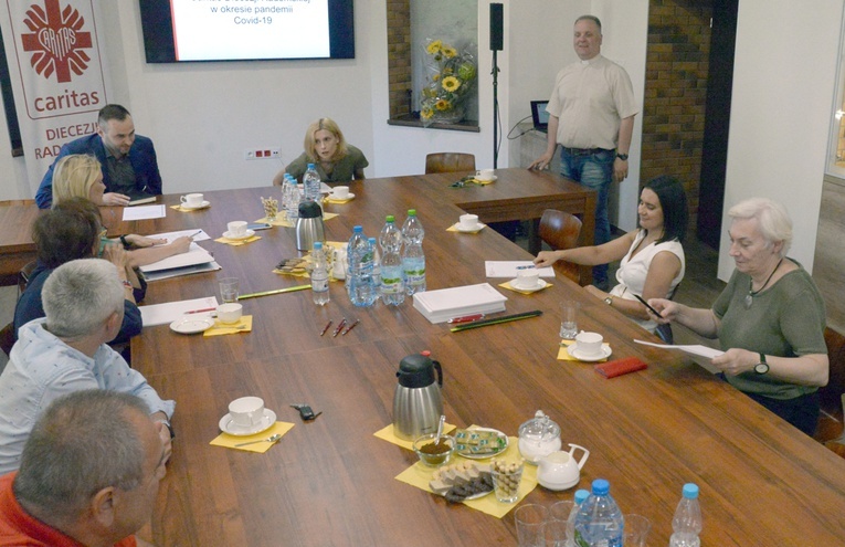 Członkowie Komisji do spraw Polityki Senioralnej i Współpracy z Organizacjami Pozarządowymi Rady Miejskiej w Radomiu na posiedzeniu w radomskiej Caritas. Trzeci z prawej ks. Robert Kowalski.