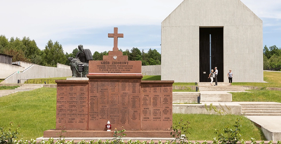 Zbiorowa mogiła 204 mieszkańców Michniowa zamorodwanych w czasie pacyfikacji 12 i 13 lipca 1943 r. Za nią wejście do Mauzoleum oraz Pieta Michniowska.