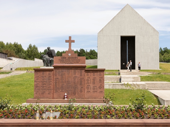 Zbiorowa mogiła 204 mieszkańców Michniowa zamorodwanych w czasie pacyfikacji 12 i 13 lipca 1943 r. Za nią wejście do Mauzoleum oraz Pieta Michniowska.