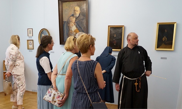 W muzeum w domu macierzystym zgromadzono pamiątki po świętym  i jego obrazy.
