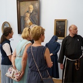 W muzeum w domu macierzystym zgromadzono pamiątki po świętym  i jego obrazy.