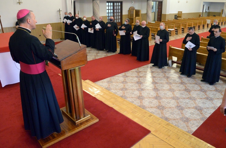 Nowo mianowani proboszczowie złożyli w seminaryjnej kaplicy publiczne wyznanie wiary i otrzymali błogosławieństwo ordynariusza.