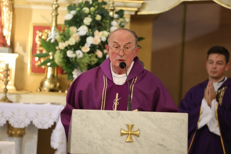Ks. kan. Józef Pilch odchodzi na emeryturę jako długoletni proboszcz parafii św. Wojciecha w Bulowicach.