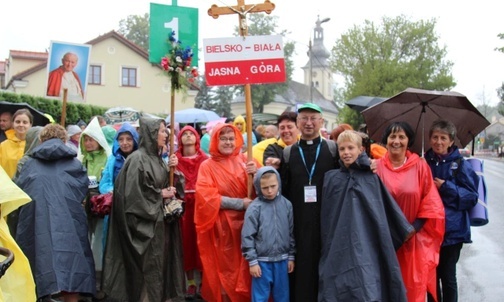 Ks. prał. Józef Walusiak, proboszcz parafii św. Józefa w Janowicach, był też inicjatorem i przez wiele lat przewodnikiem diecezjalnej pielgrzymki na Jasną Górę.