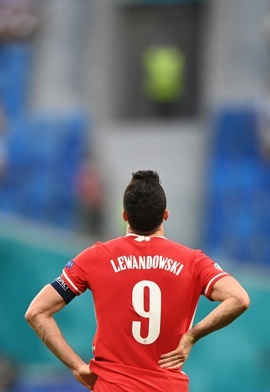 Robert Lewandowski zdobył dwa gole, dwoił się i troił na boisku. To jednak za mało, by awansować do dalszej fazy turnieju.