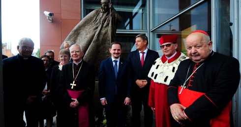 Kraków. Pomnik Jana Pawła II od Węgrów