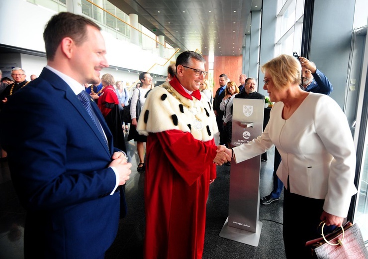 Odsłonięcie pomnika Jana Pawła II w Bibliotece UPJPII