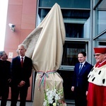 Odsłonięcie pomnika Jana Pawła II w Bibliotece UPJPII