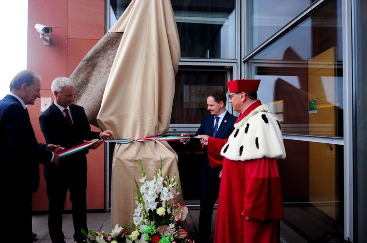 Odsłonięcie pomnika Jana Pawła II w Bibliotece UPJPII