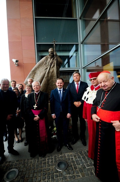 Odsłonięcie pomnika Jana Pawła II w Bibliotece UPJPII