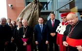 Odsłonięcie pomnika Jana Pawła II w Bibliotece UPJPII