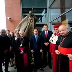 Odsłonięcie pomnika Jana Pawła II w Bibliotece UPJPII