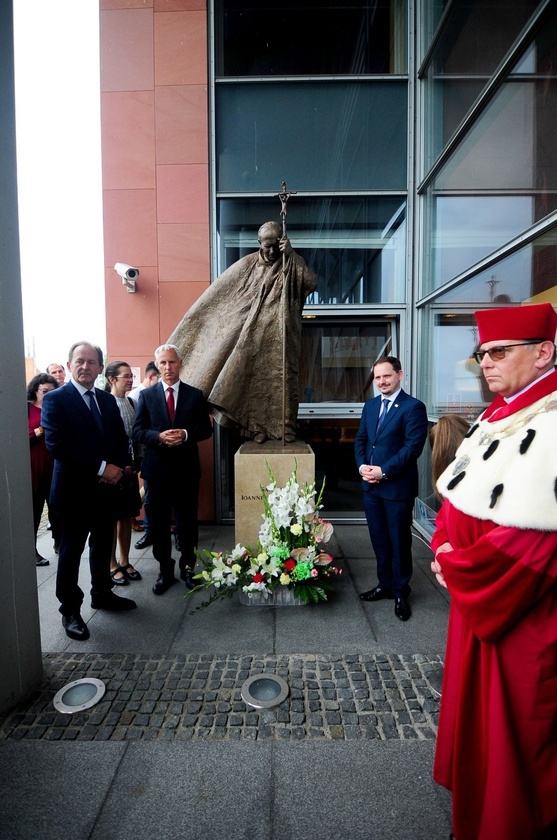 Odsłonięcie pomnika Jana Pawła II w Bibliotece UPJPII