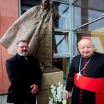 Odsłonięcie pomnika Jana Pawła II w Bibliotece UPJPII