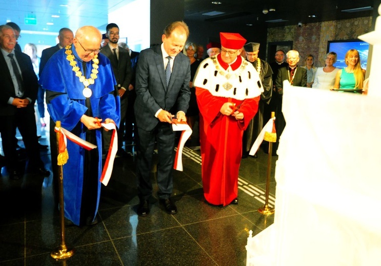 Odsłonięcie pomnika Jana Pawła II w Bibliotece UPJPII