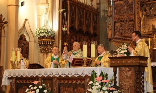 Ks. prałat Michał Boguta i duszpasterze podczas jubileuszowej Mszy św.