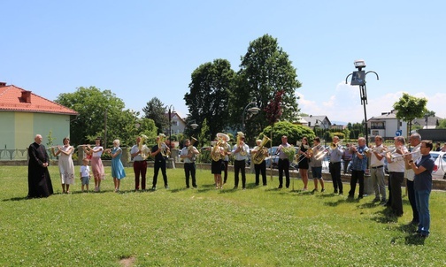 Orkiestra dęta pod batutą Mariusza Płonki zagrała specjalnie dla księdza jubilata!