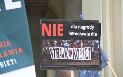 Protestowali przeciwko nagrodzie dla "Strajku Kobiet"