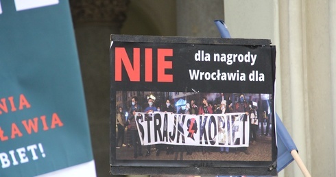 Protestowali przeciwko nagrodzie dla "Strajku Kobiet"