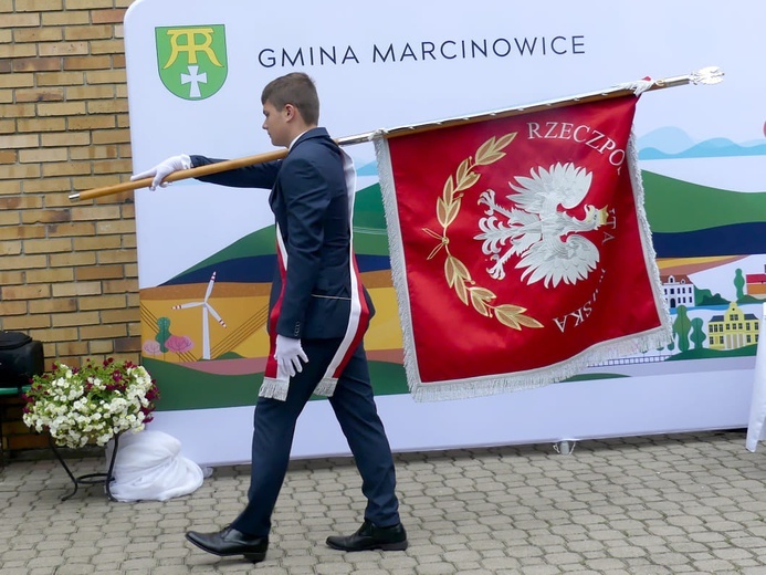 Nadanie Sztandaru Szkole Podstawowej im. Lotników Polskich w Marcinowicach