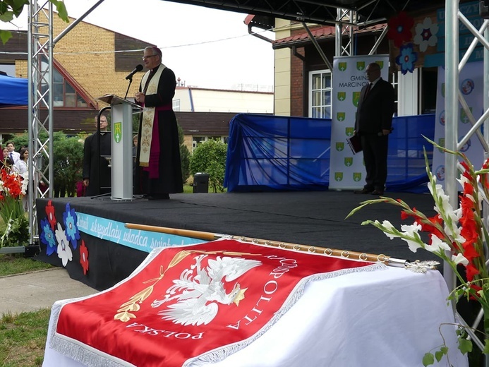 Nadanie Sztandaru Szkole Podstawowej im. Lotników Polskich w Marcinowicach