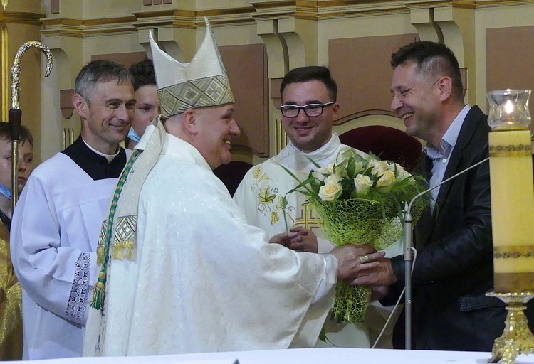 Bp Piotr Greger i dwaj neoprezbiterzy na czuwaniu w Hałcnowie