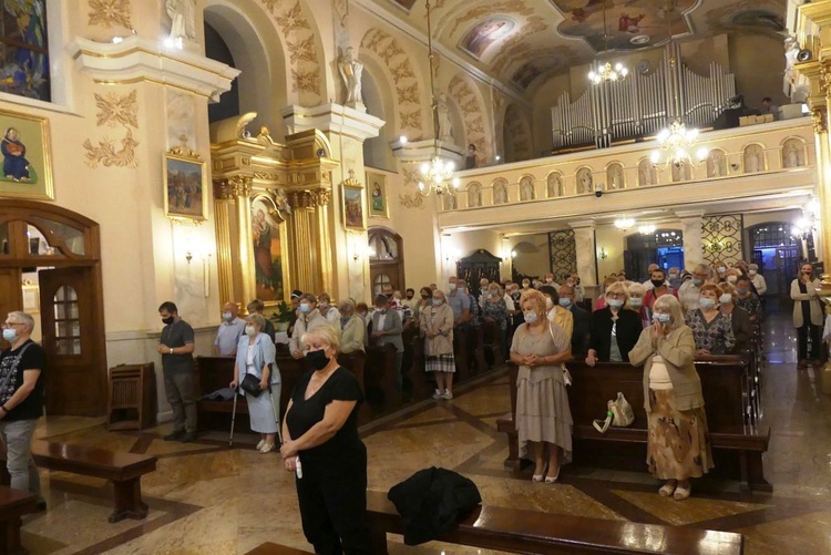 Bp Piotr Greger i dwaj neoprezbiterzy na czuwaniu w Hałcnowie